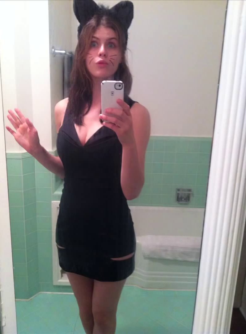 Alexandra Daddario Leg Photoshoot