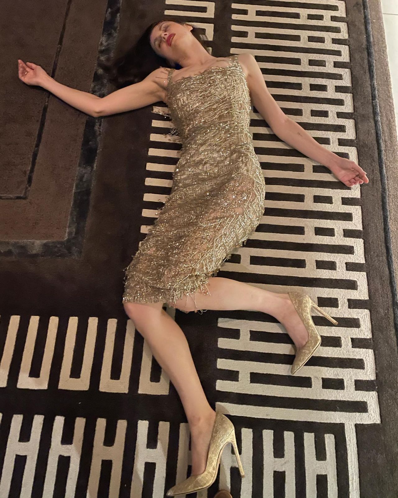 Alexandra Daddario Leg Photoshoot