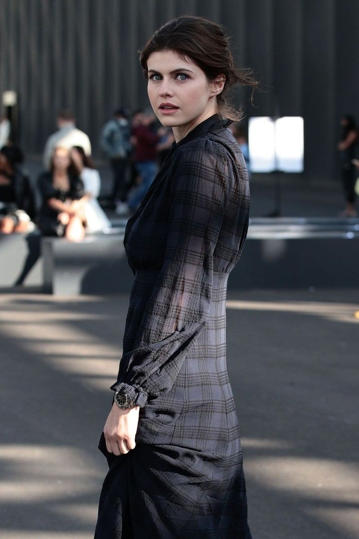 Alexandra Daddario Leg Photoshoot
