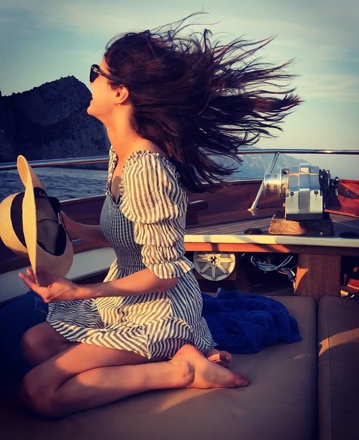 Alexandra Daddario Leg Photoshoot