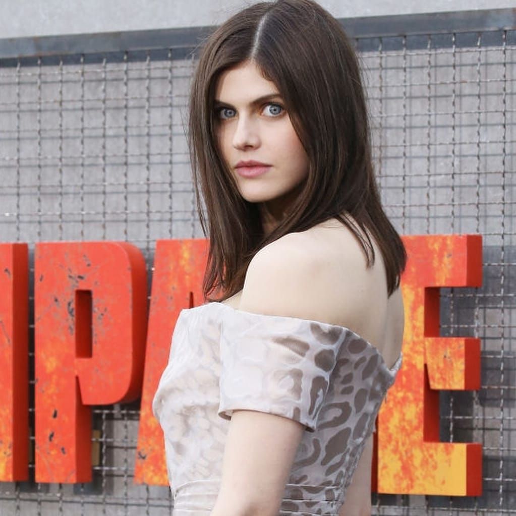 Alexandra Daddario Leg Photoshoot