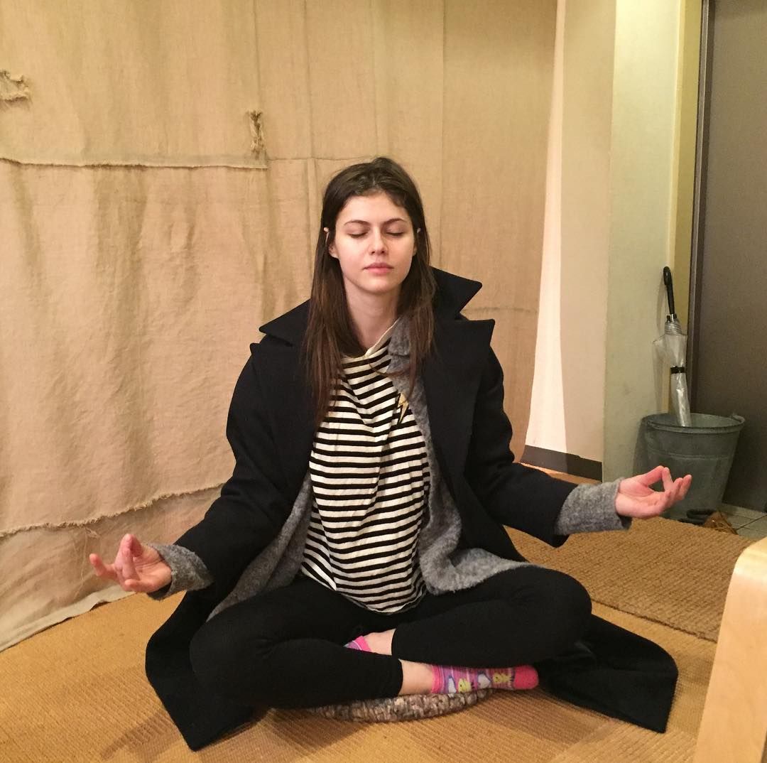 Alexandra Daddario Leg Photoshoot