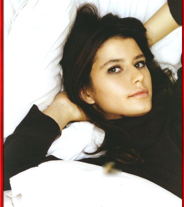 Beren Saat Sexy and Hottest Photos , Latest Pics