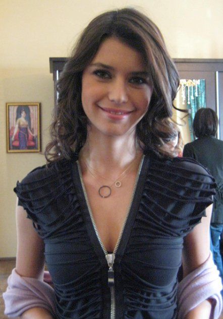 Beren Saat Sexy and Hottest Photos , Latest Pics