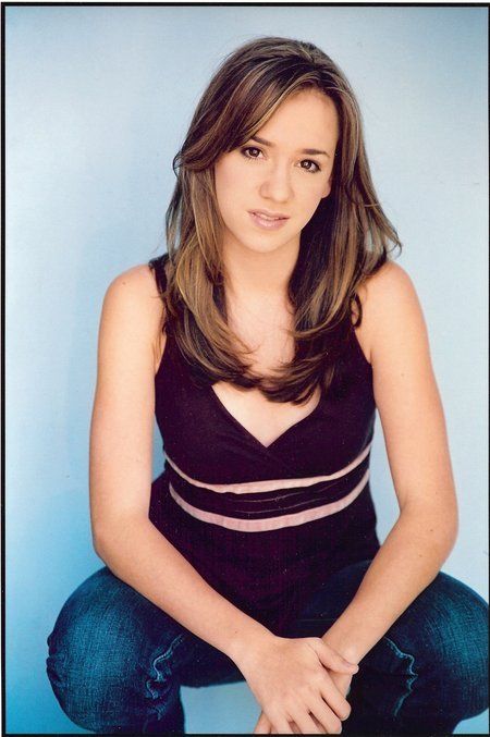 Andrea Bowen Sexy and Hottest Photos , Latest Pics