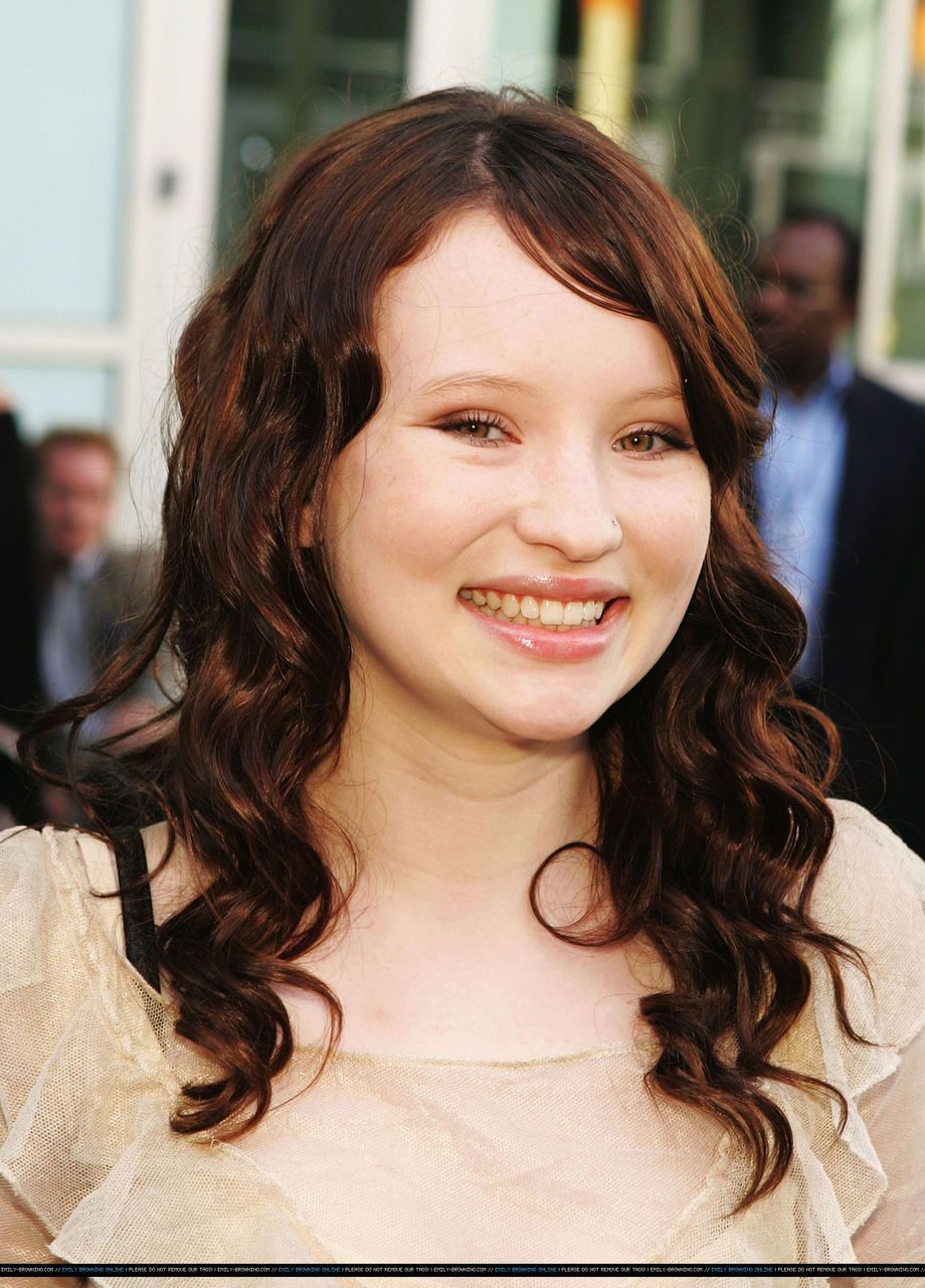 Emily Browning Sexy and Hottest Photos , Latest Pics