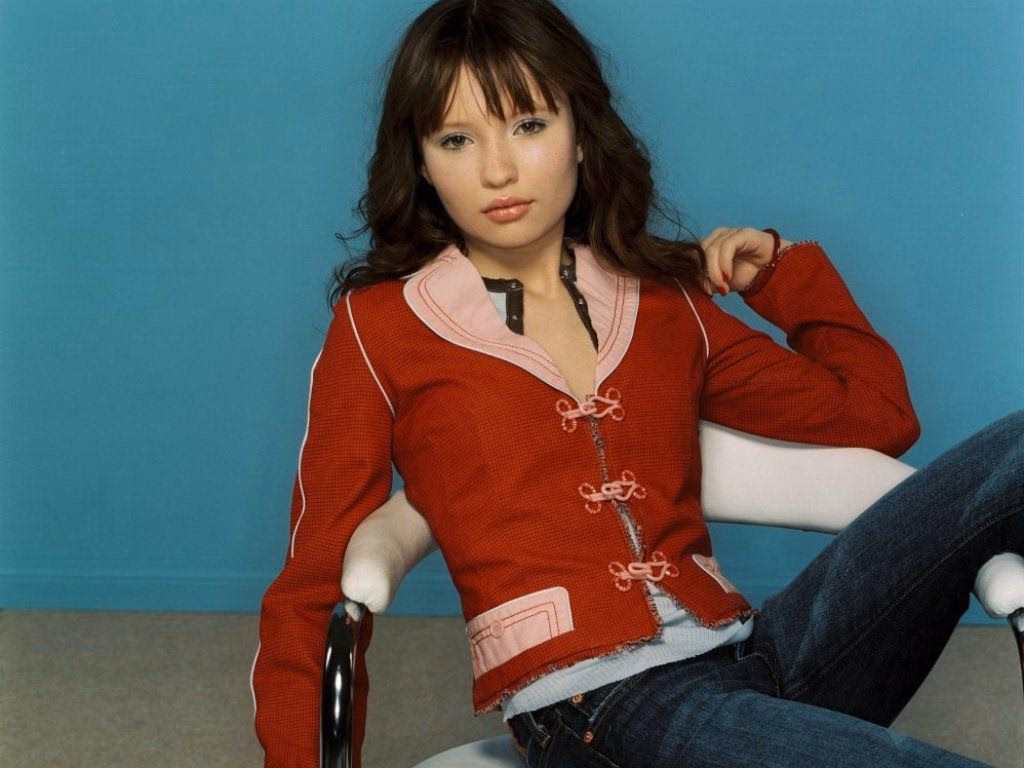 Emily Browning Leg Photoshoot