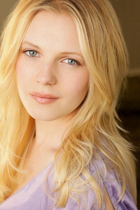 Emma Bell Sexy and Hottest Photos , Latest Pics