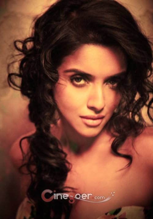 Asin Thottumkal Sexy and Hottest Photos , Latest Pics