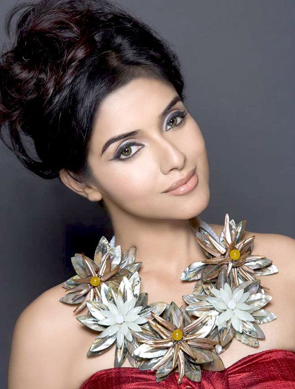 Asin Thottumkal Sexy and Hottest Photos , Latest Pics