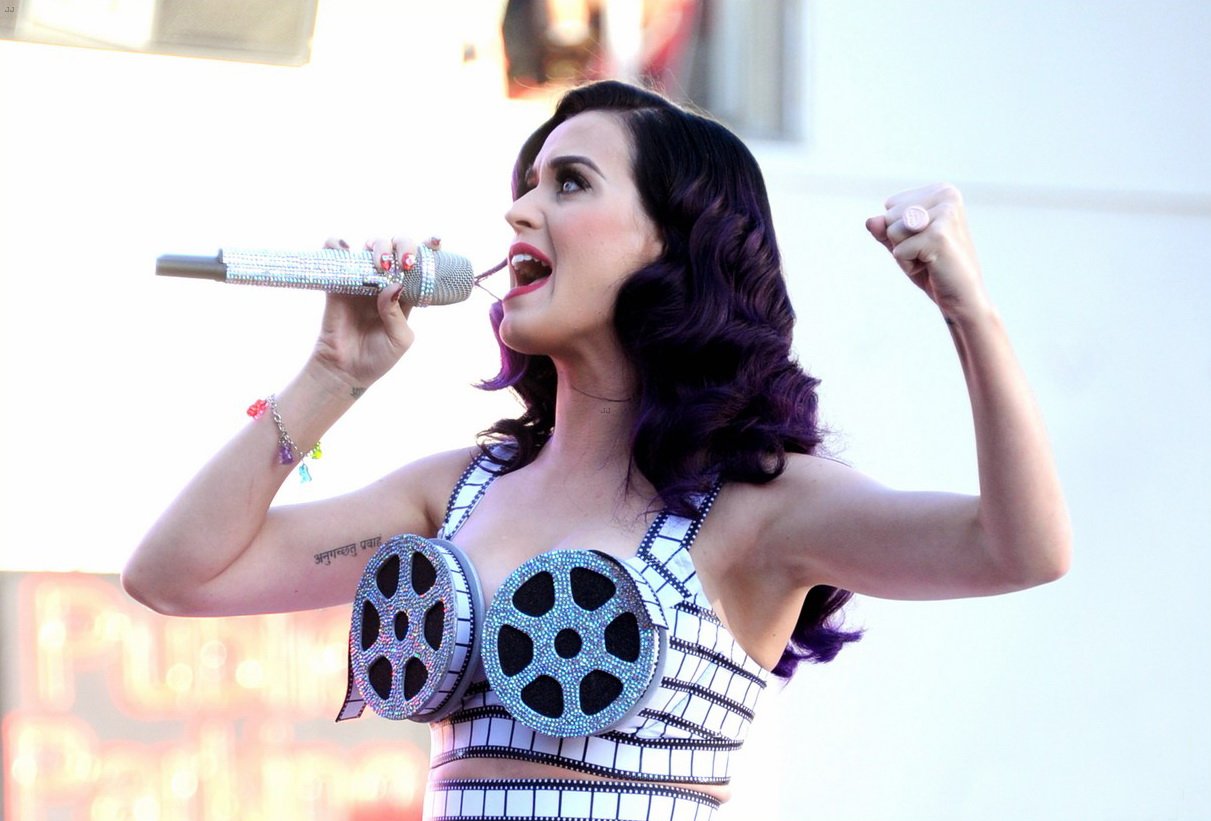 Katy Perry Leg Photoshoot