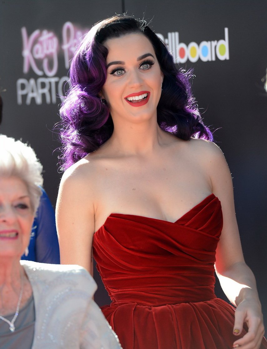 Katy Perry Leg Photoshoot