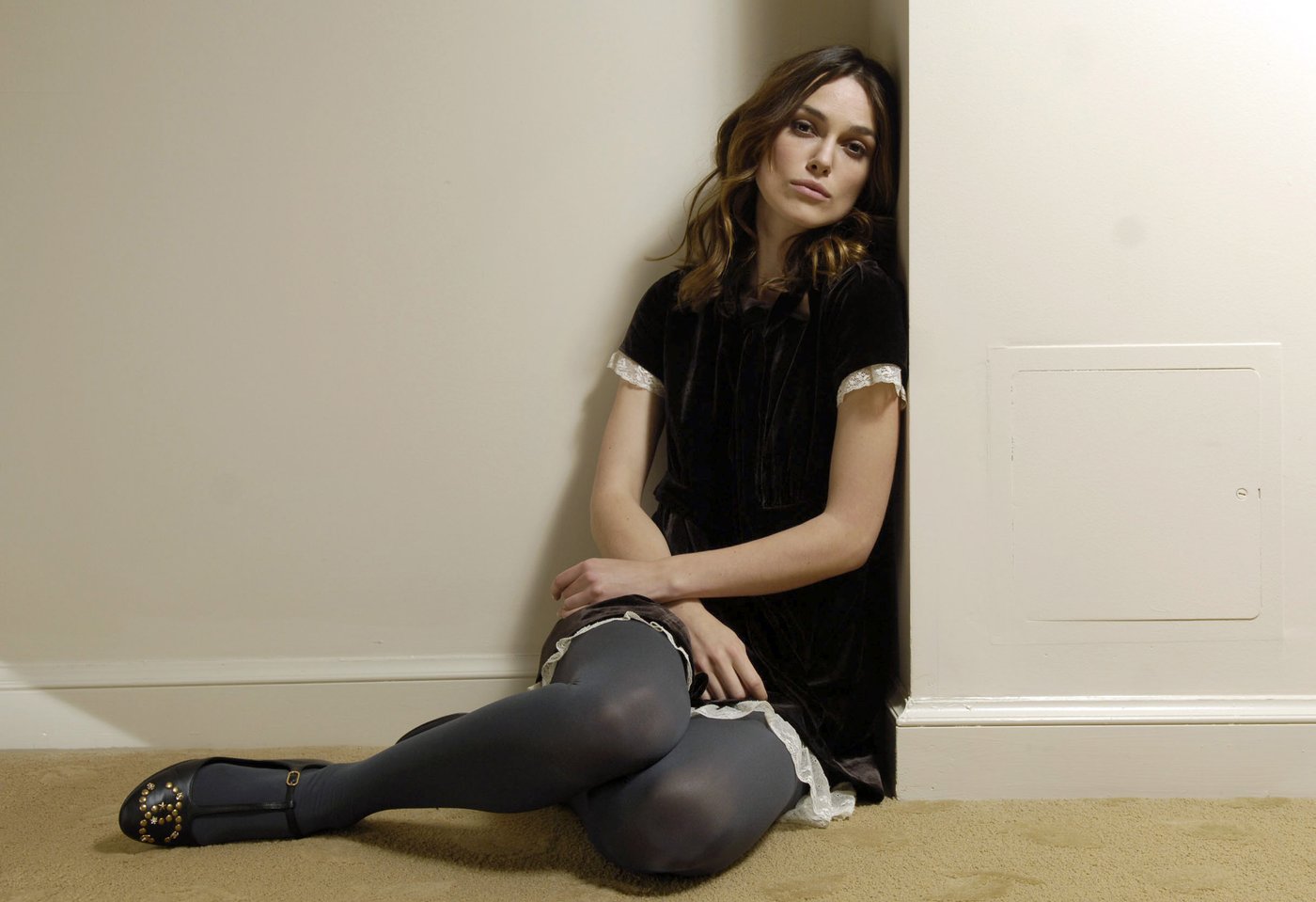 Keira Knightley Leg Photoshoot