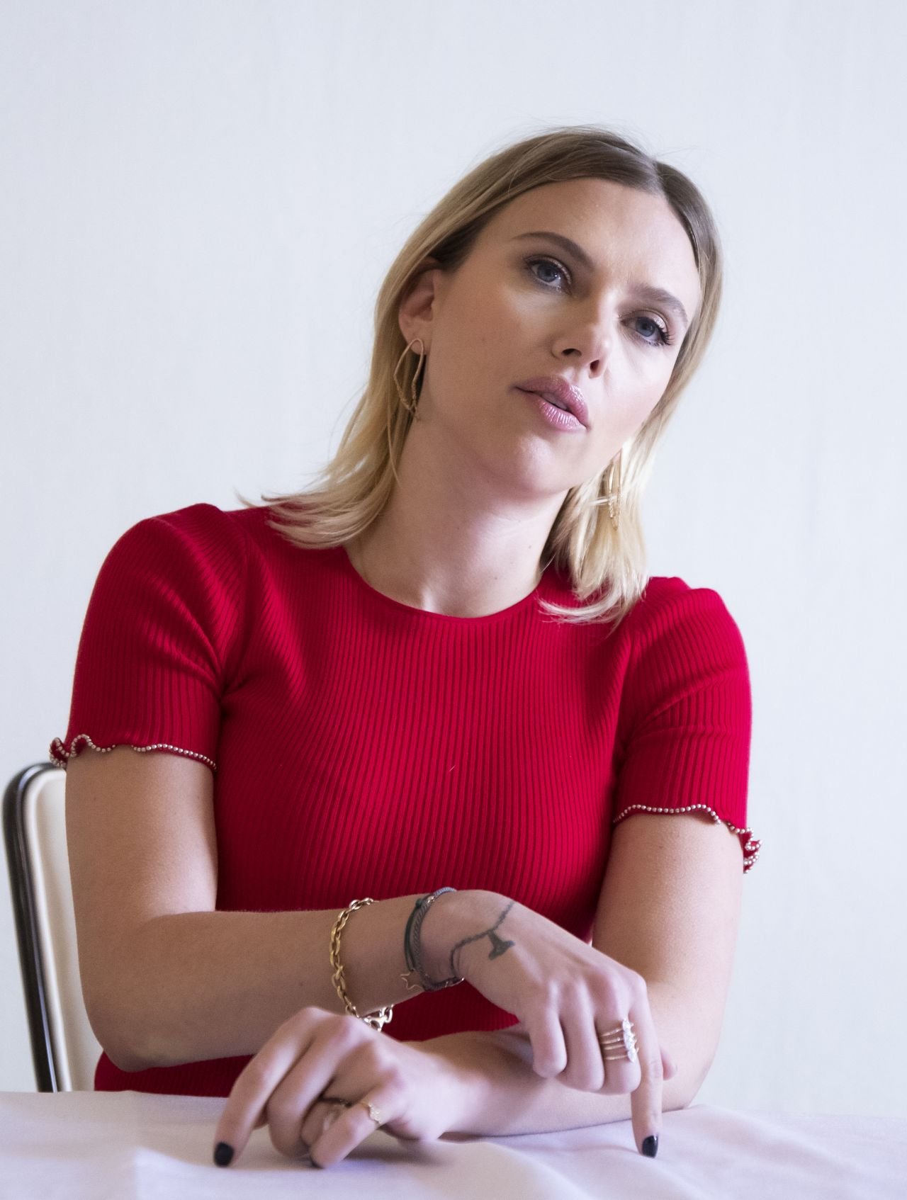 Scarlett Johansson Leg Photoshoot