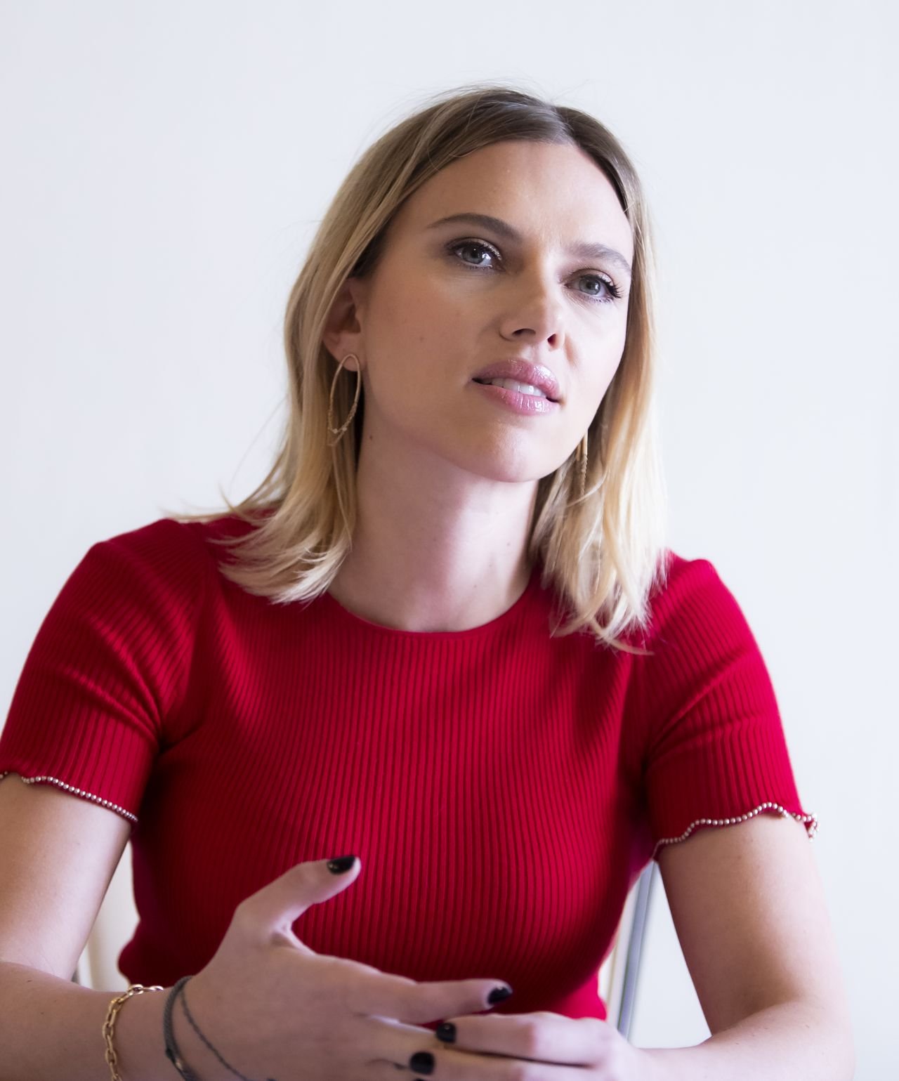 Scarlett Johansson Leg Photoshoot