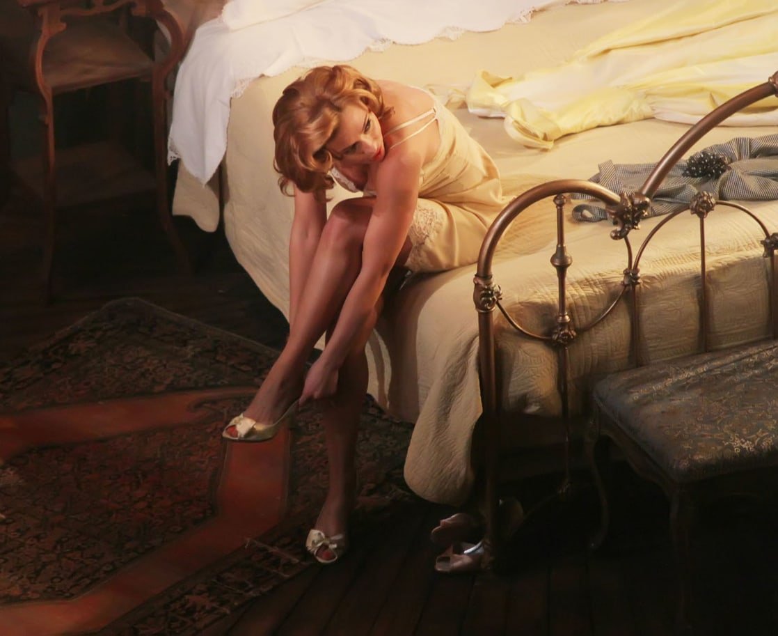 Scarlett Johansson Leg Photoshoot