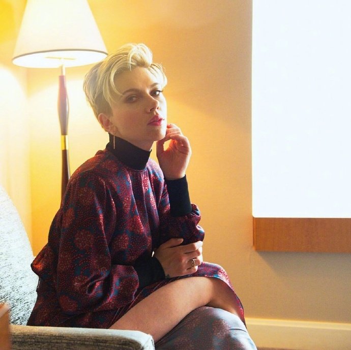 Scarlett Johansson Leg Photoshoot