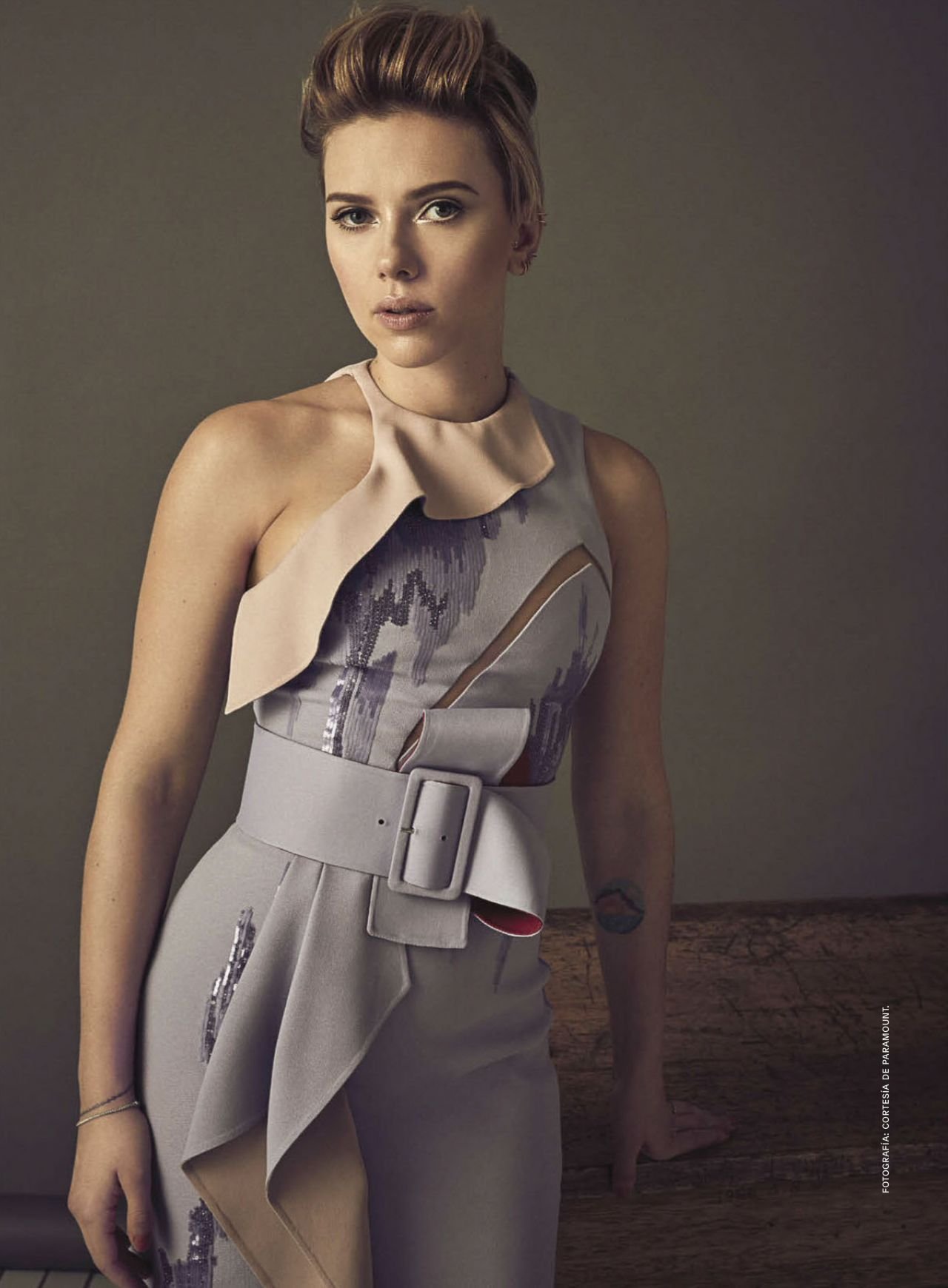 Scarlett Johansson Leg Photoshoot