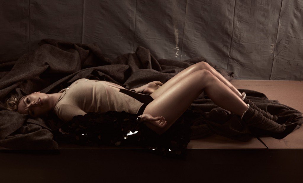Scarlett Johansson Leg Photoshoot