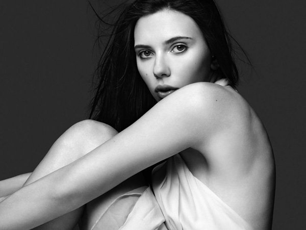 Scarlett Johansson Leg Photoshoot