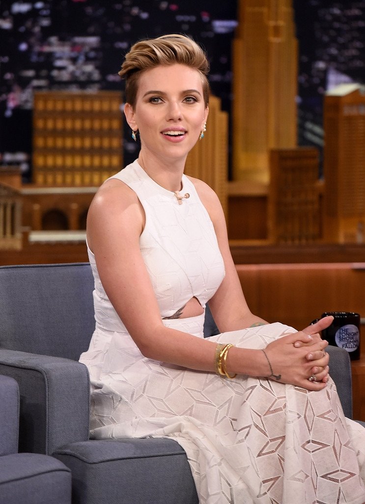 Scarlett Johansson Leg Photoshoot