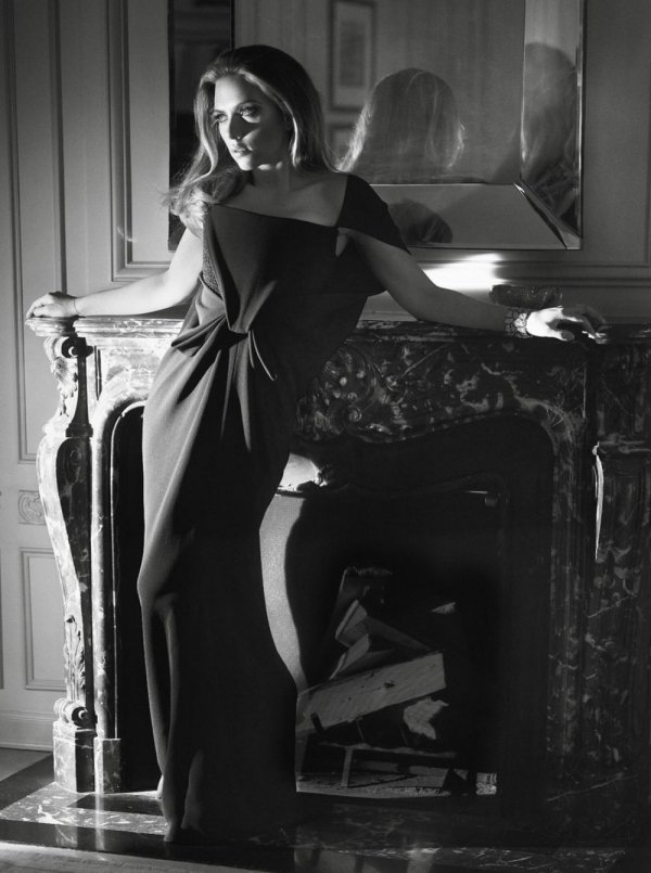 Scarlett Johansson Leg Photoshoot