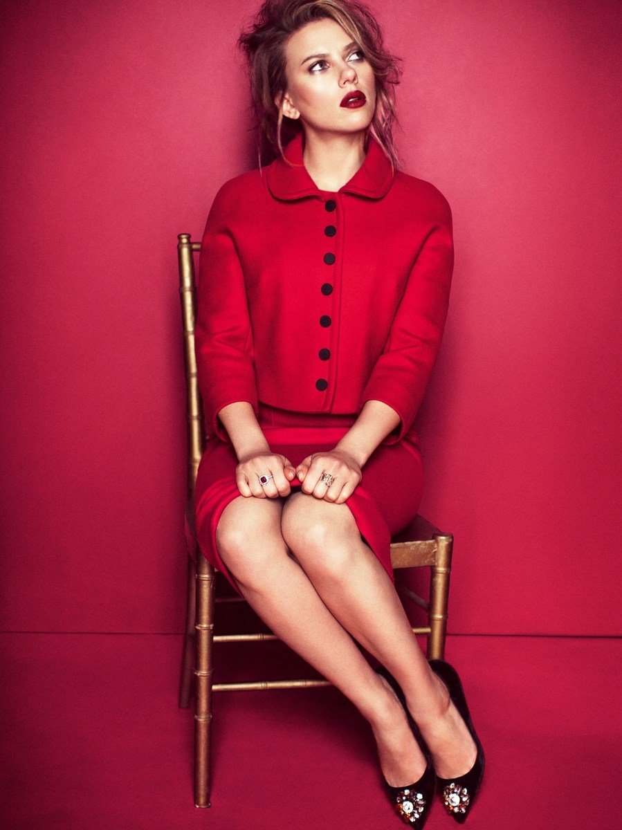 Scarlett Johansson Leg Photoshoot