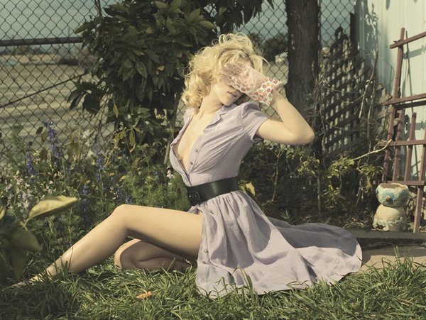 Scarlett Johansson Leg Photoshoot