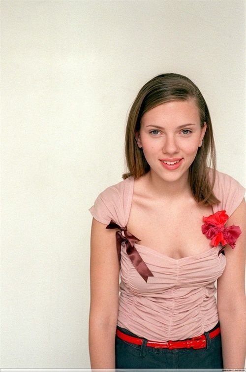Scarlett Johansson Leg Photoshoot