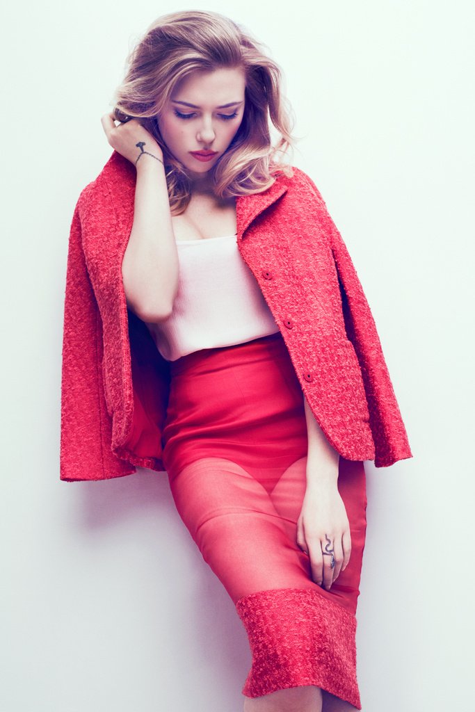 Scarlett Johansson Leg Photoshoot