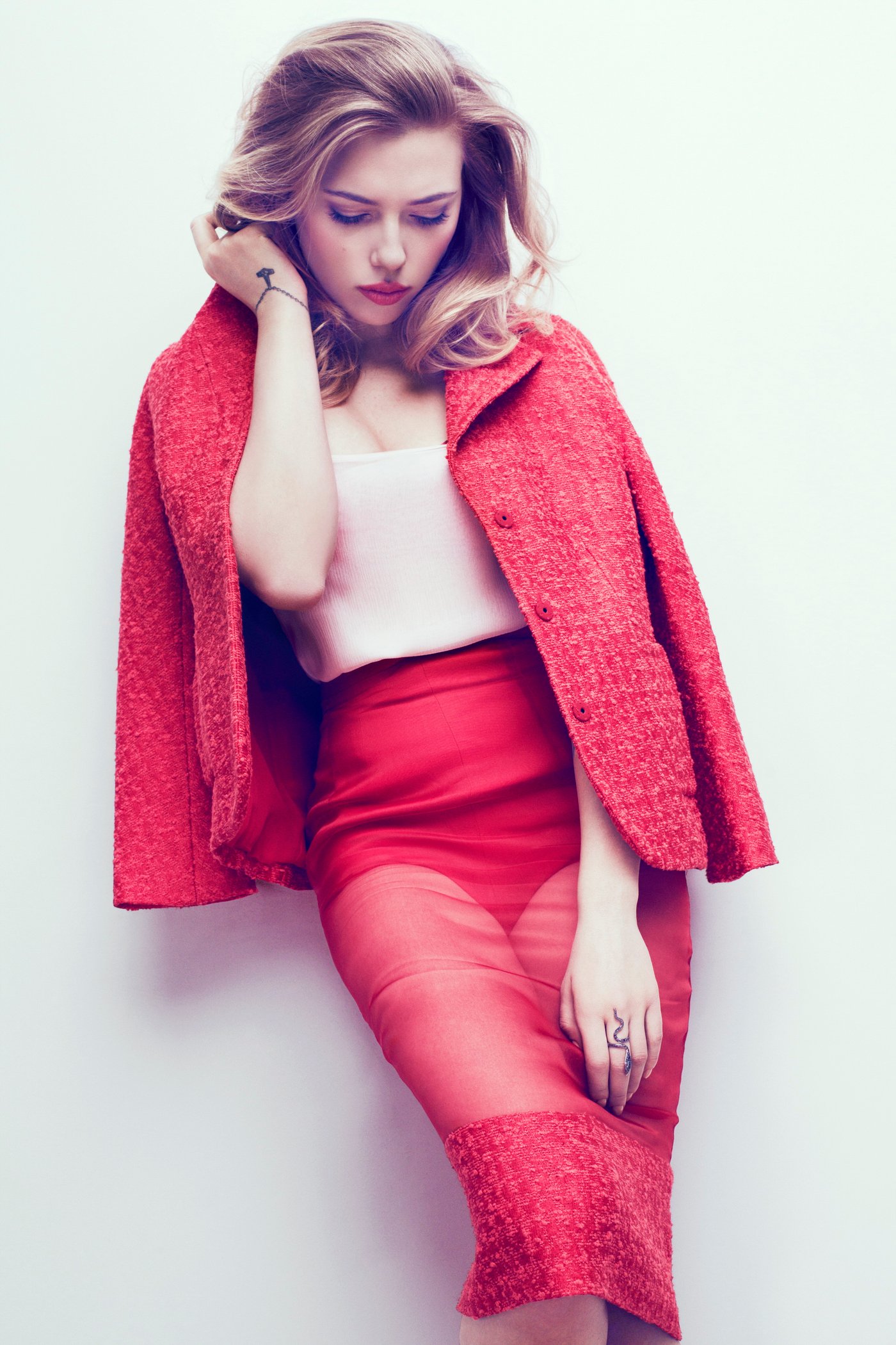 Scarlett Johansson Leg Photoshoot