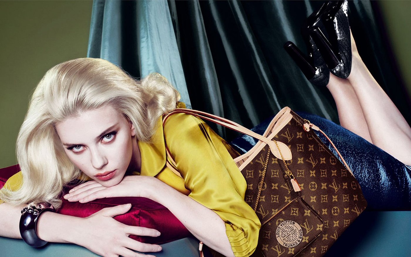 Scarlett Johansson Leg Photoshoot