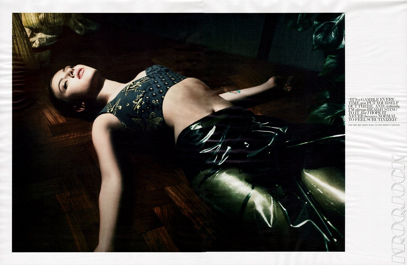 Scarlett Johansson Leg Photoshoot