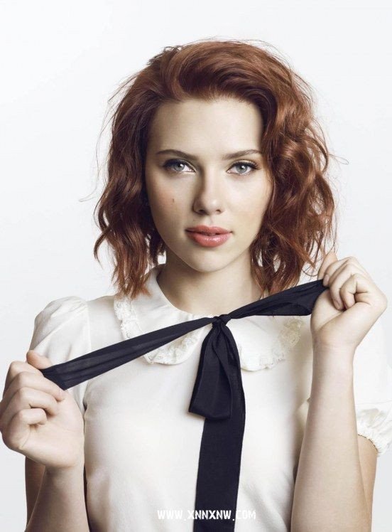 Scarlett Johansson Leg Photoshoot