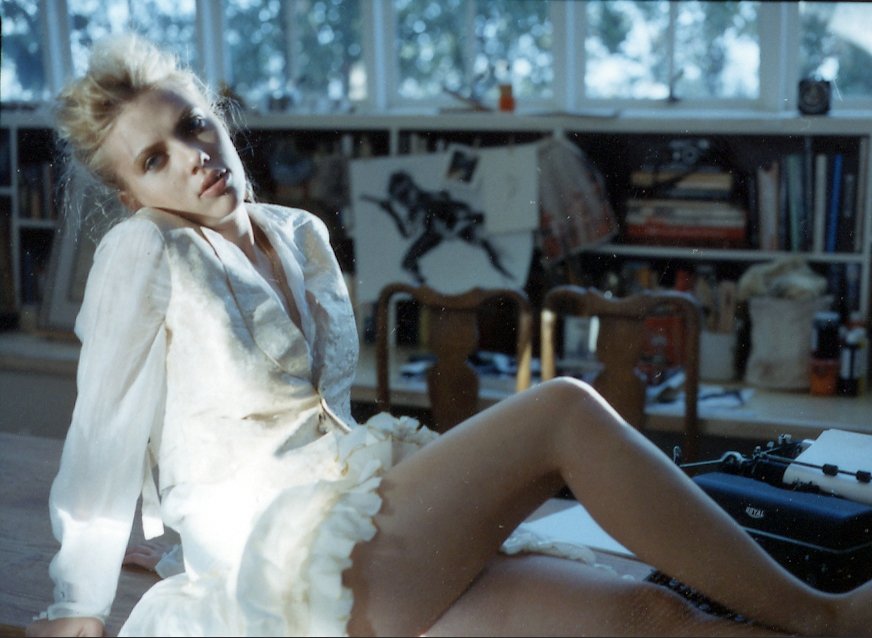 Scarlett Johansson Leg Photoshoot
