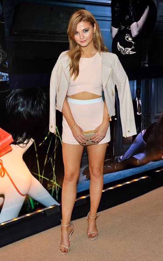 Stefanie Scott Leg Photoshoot