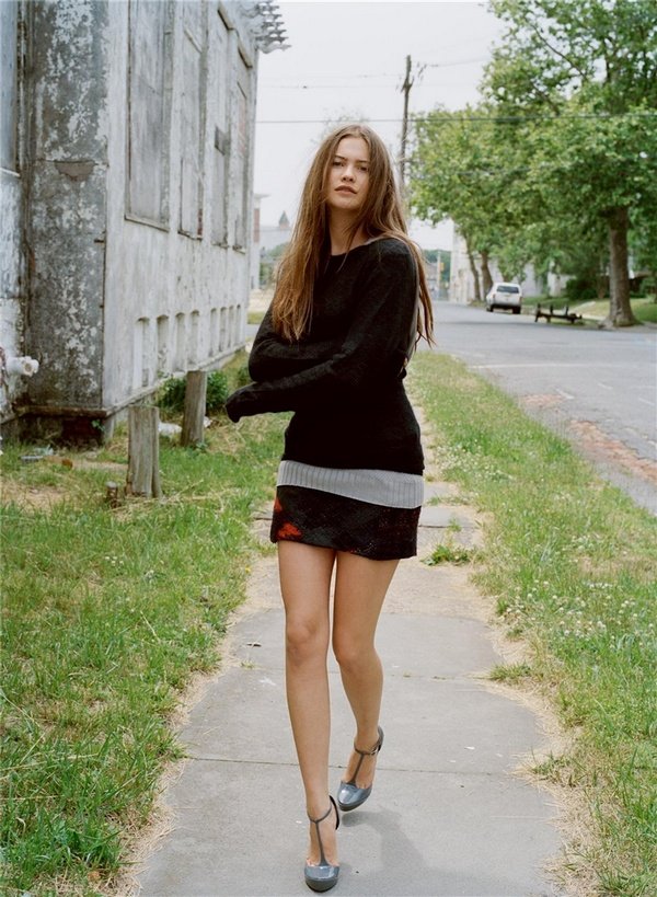 Behati Prinsloo Leg Photoshoot