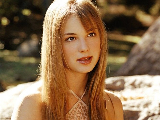 Emily VanCamp Sexy and Hottest Photos , Latest Pics