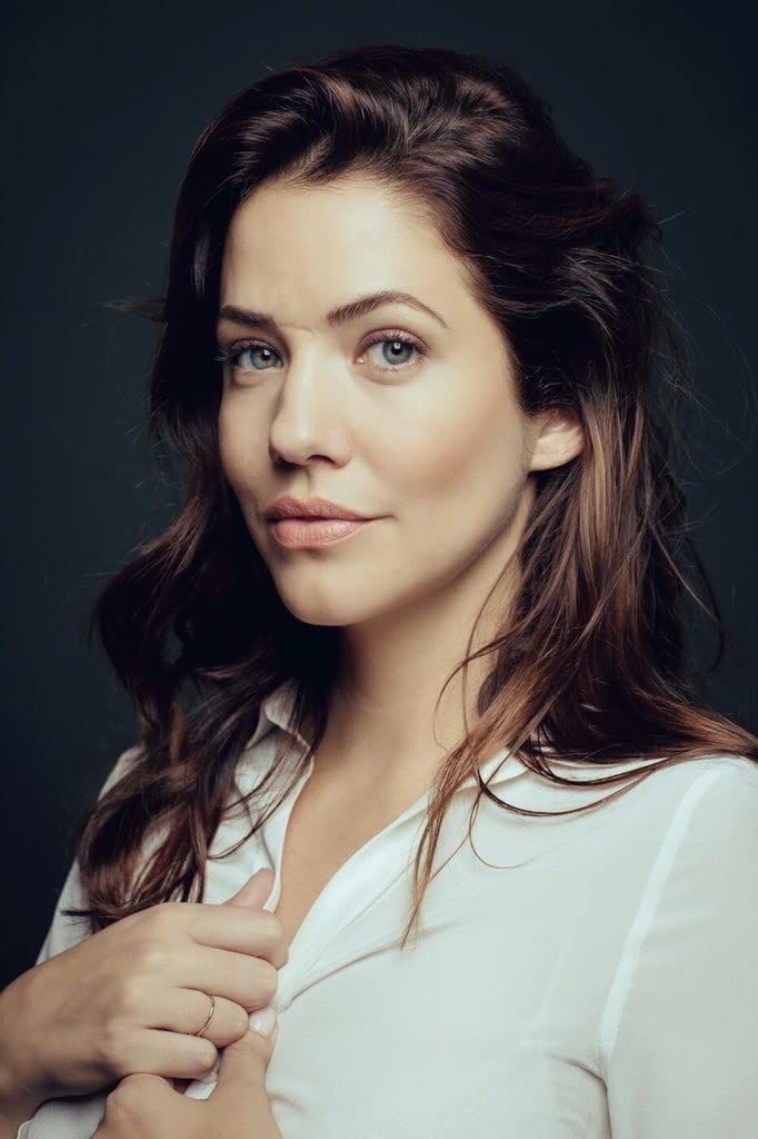 Julie Gonzalo Sexy and Hottest Photos , Latest Pics