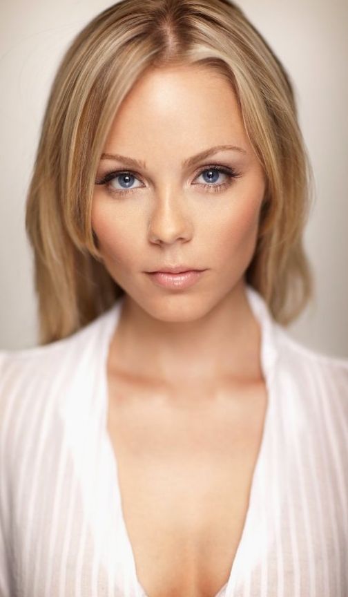 Laura Vandervoort Sexy and Hottest Photos , Latest Pics