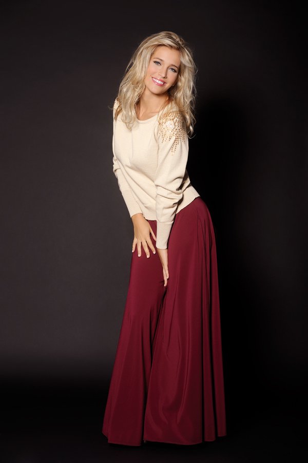 Luisana Lopilato Leg Photoshoot