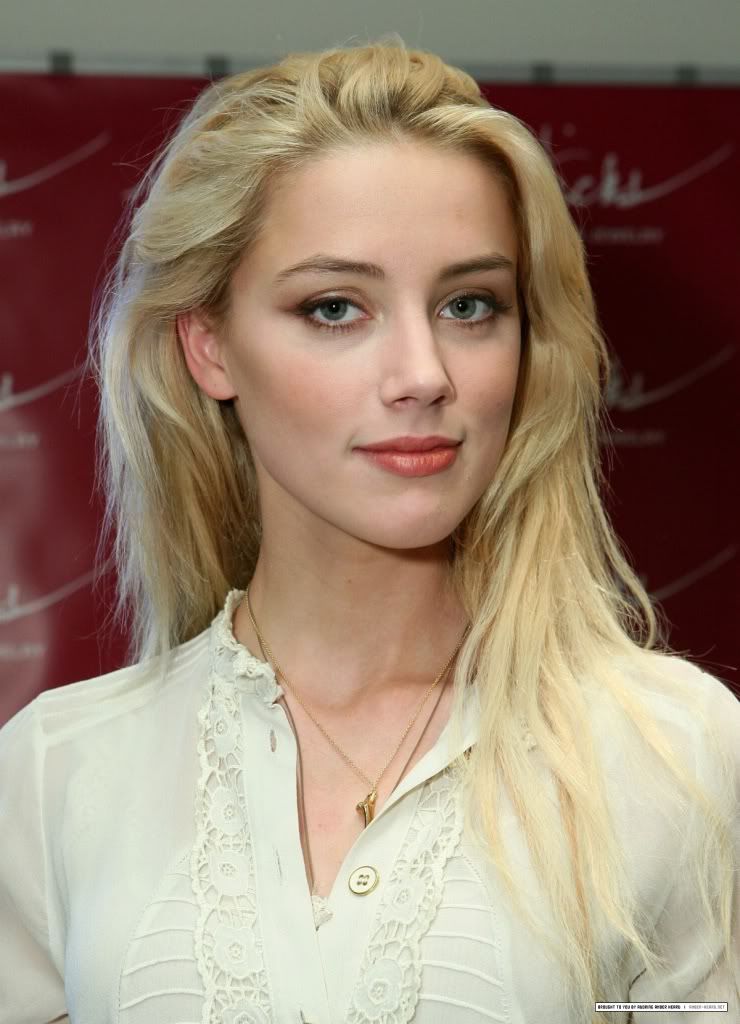 Amber Heard Sexy and Hottest Photos , Latest Pics