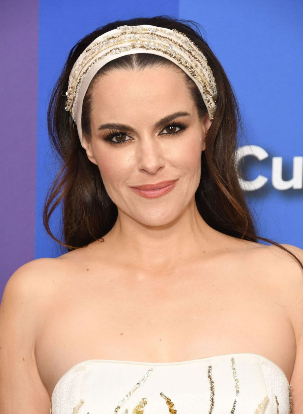 Emily Hampshire Sexy and Hottest Photos , Latest Pics