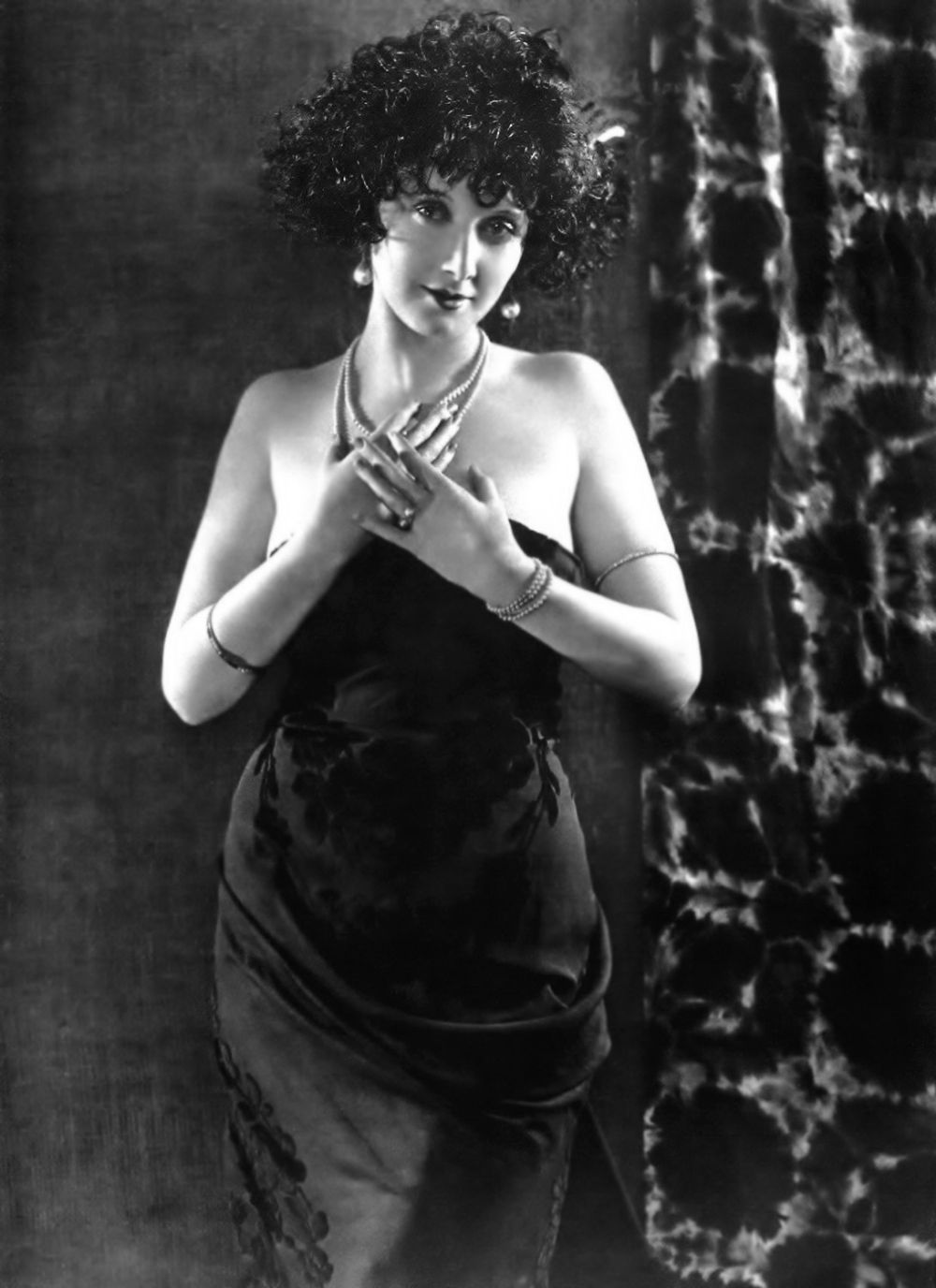 Mae Busch Sexy and Hottest Photos , Latest Pics