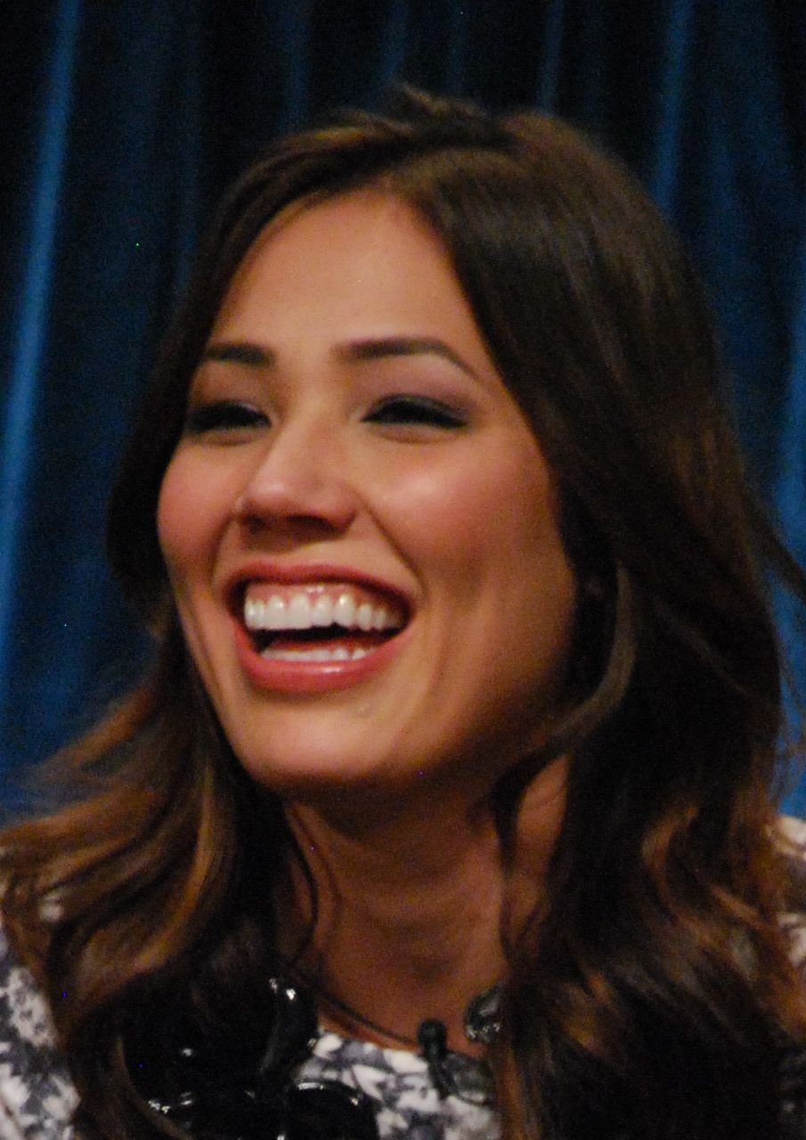 Michaela Conlin Sexy and Hottest Photos , Latest Pics