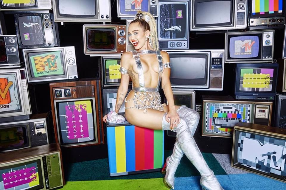 Miley Cyrus Sexy and Hottest Photos , Latest Pics