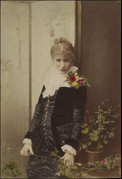 Sarah Bernhardt Sexy and Hottest Photos , Latest Pics