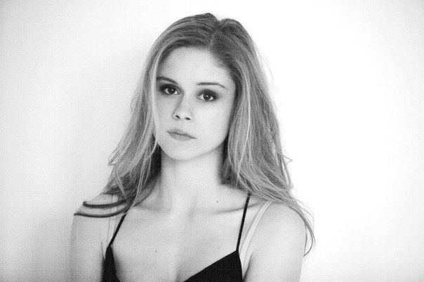 Erin Moriarty Sexy and Hottest Photos , Latest Pics