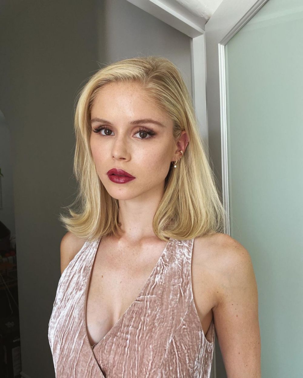 Erin Moriarty Sexy and Hottest Photos , Latest Pics