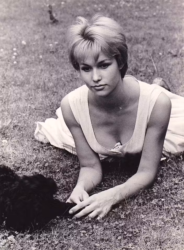Jeanne Valérie  Photoshoot